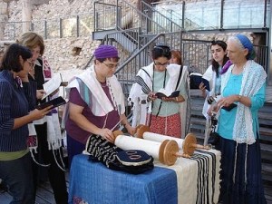 Women-of-the-Wall-Torah-reading